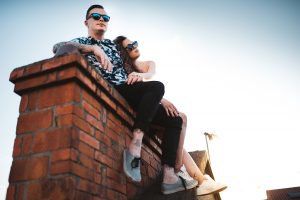 mariage, engagement, couple, seance, toits, lyon, cool, rock, alternatif, tatouage, industriel, graphique, spontané, sur le vif, melanie bultez, photographe