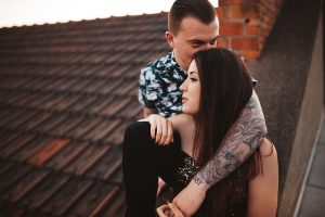 mariage, engagement, couple, seance, toits, lyon, cool, rock, alternatif, tatouage, industriel, graphique, spontané, sur le vif, melanie bultez, photographe