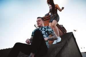 mariage, engagement, couple, seance, toits, lyon, cool, rock, alternatif, tatouage, industriel, graphique, spontané, sur le vif, melanie bultez, photographe