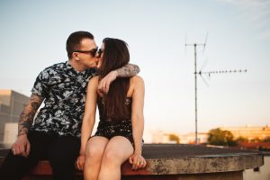 mariage, engagement, couple, seance, toits, lyon, cool, rock, alternatif, tatouage, industriel, graphique, spontané, sur le vif, melanie bultez, photographe