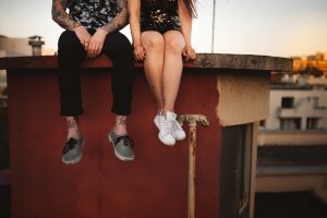 mariage, engagement, couple, seance, toits, lyon, cool, rock, alternatif, tatouage, industriel, graphique, spontané, sur le vif, melanie bultez, photographe