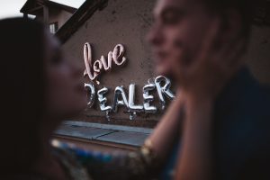 mariage, engagement, couple, seance, toits, lyon, cool, rock, alternatif, tatouage, industriel, graphique, spontané, sur le vif, melanie bultez, photographe