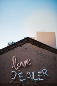mariage, engagement, couple, seance, toits, lyon, cool, rock, alternatif, tatouage, industriel, graphique, spontané, sur le vif, melanie bultez, photographe