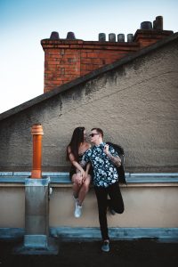 mariage, engagement, couple, seance, toits, lyon, cool, rock, alternatif, tatouage, industriel, graphique, spontané, sur le vif, melanie bultez, photographe