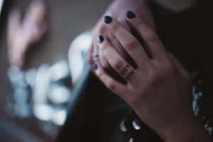 mariage, engagement, couple, seance, toits, lyon, cool, rock, alternatif, tatouage, industriel, graphique, spontané, sur le vif, melanie bultez, photographe