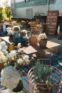 mariage folk ethnique provence caravane airstream chromée cool fun décontracté photographe