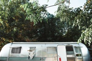 mariage folk ethnique provence caravane airstream chromée cool fun décontracté photographe