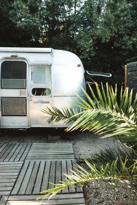 mariage folk ethnique provence caravane airstream chromée cool fun décontracté photographe