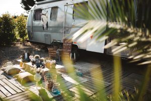 mariage folk ethnique provence caravane airstream chromée cool fun décontracté photographe