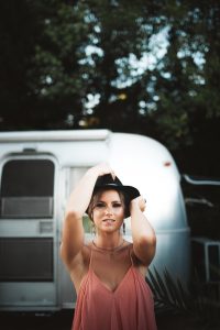 mariage folk ethnique provence caravane airstream chromée cool fun décontracté photographe