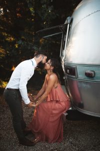 mariage folk ethnique provence caravane airstream chromée cool fun décontracté photographe