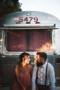 mariage folk ethnique provence caravane airstream chromée cool fun décontracté photographe