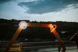 mariage rock industriel neon